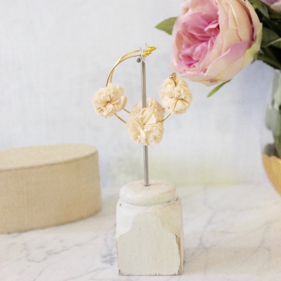 🎉🎉HPX2🎉🎉 Raffia Pom Pom Hoop Earrings Ivory - Picture 2 of 7